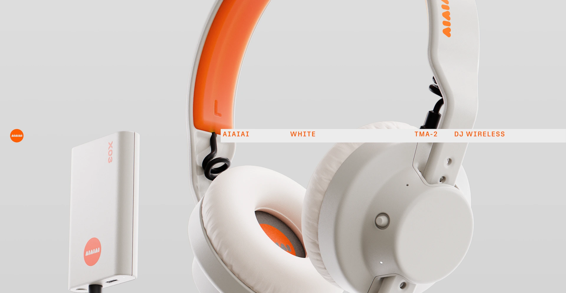 Detalhe do TMA-2 DJ Wireless branco ao lado do transmissor X03, mostrando a almofada, o arco e a entrada USB-C