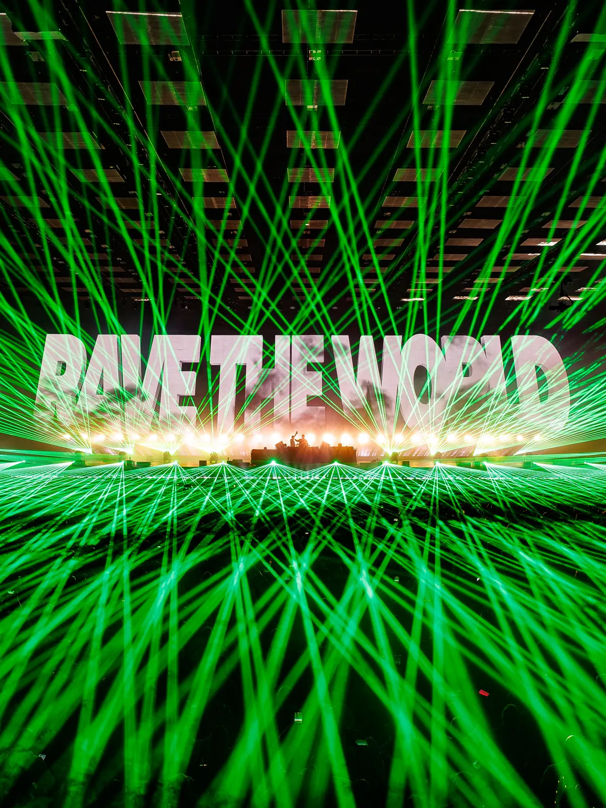 Palco Rave The World de Alok tomado por lasers verdes no Tomorrowland