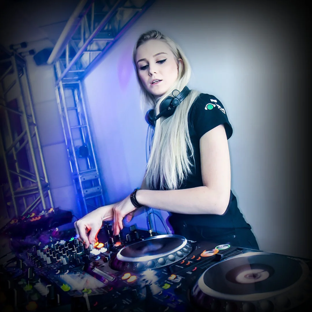 Aluna com fone de DJ em aula na DJ Ban EMC São Paulo · Pioneer DJ profissional