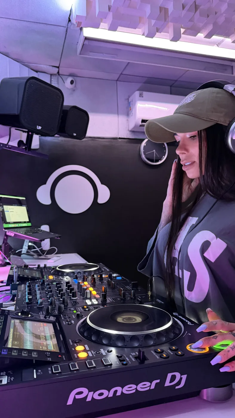 Aluna da DJ Ban EMC treinando em CDJ Pioneer DJ no estúdio · São Paulo