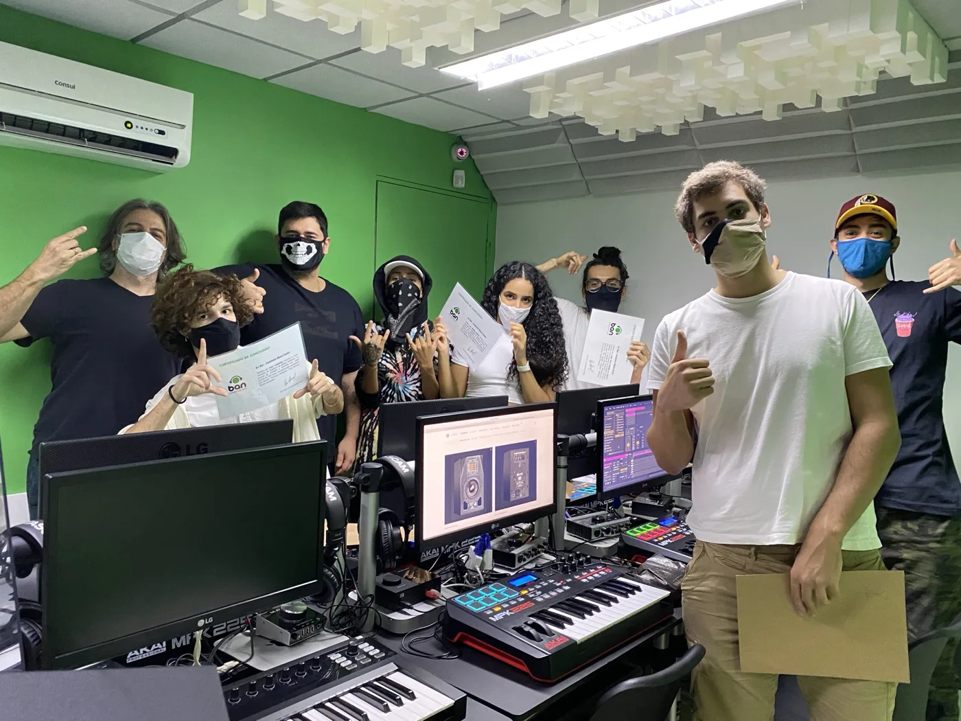 Alunos do curso de Produção Musical DJ Ban EMC São Paulo · certificado de conclusão