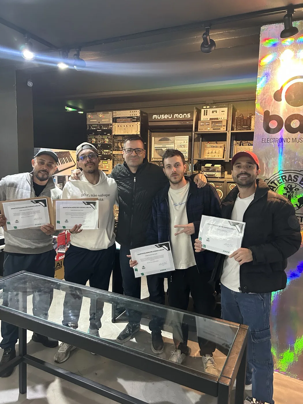 Alunos formados no curso de Produção Musical DJ Ban EMC São Paulo · certificado de conclusão