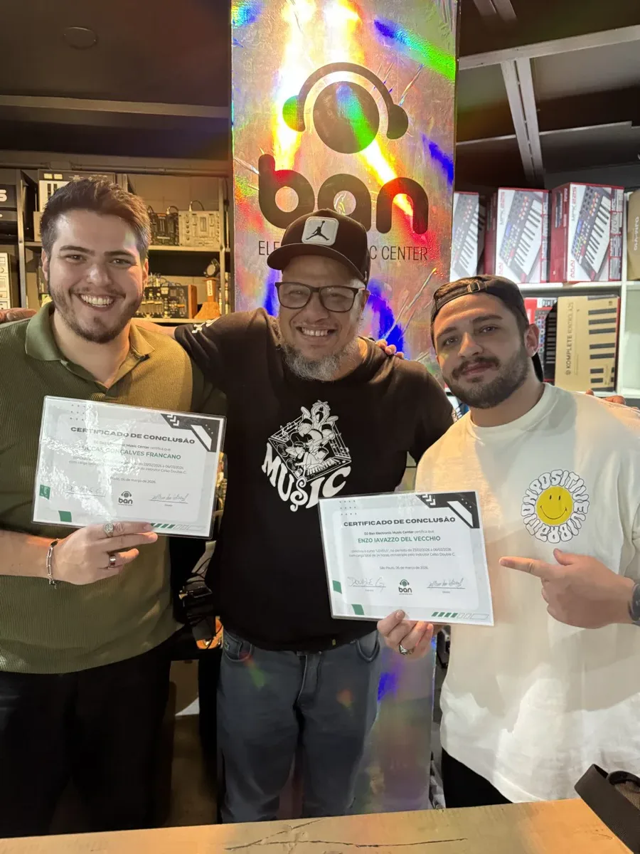 Alunos com certificado na DJ Ban EMC São Paulo