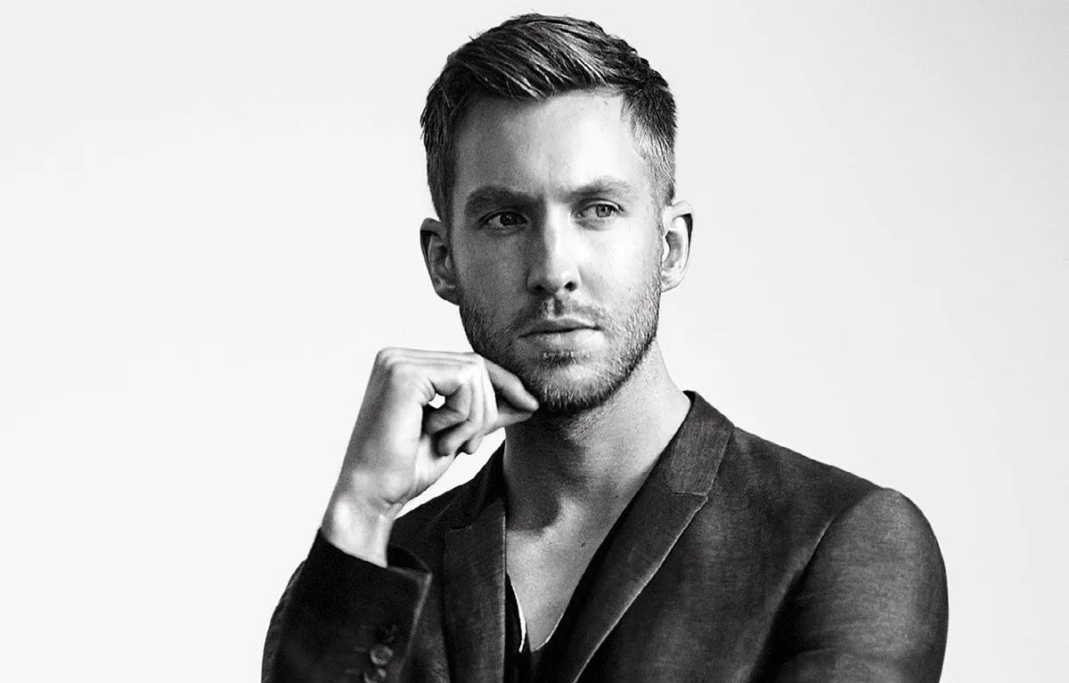 Calvin Harris, DJ e produtor escocês · retrato em preto e branco