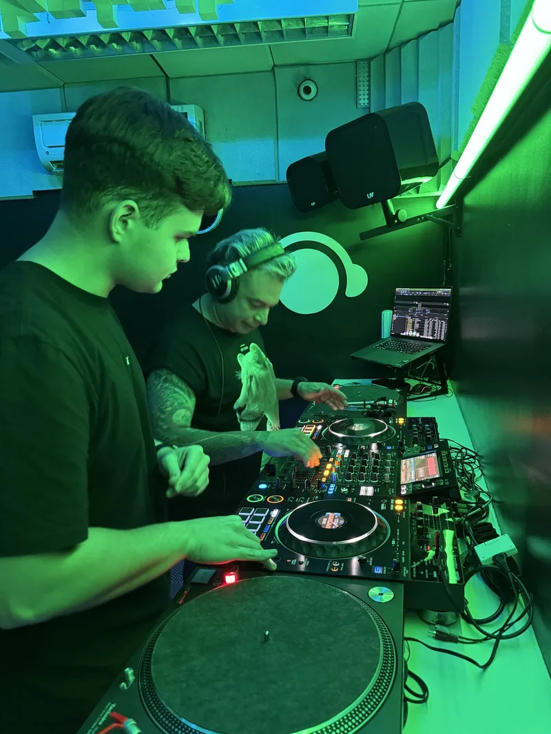 Estúdio 5 · Aula em dupla · Pioneer DJ XDJ · Iluminação verde