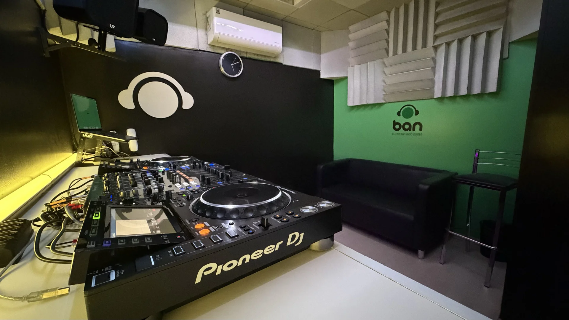 Alunos no CDJ-3000X e DJM-A9 no estúdio 4 da DJ Ban EMC · São Paulo