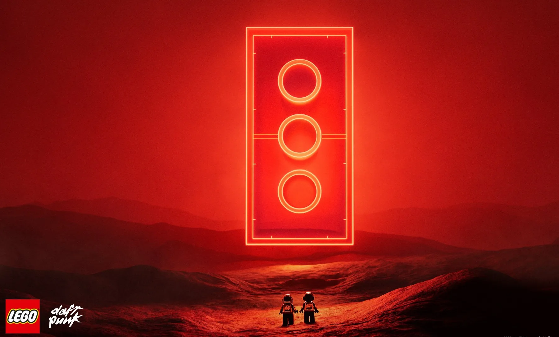 Arte oficial de divulgação LEGO e Daft Punk: os dois robôs em minifigura olham uma peça de LEGO gigante em neon vermelho flutuando sobre um deserto, com os logos das duas marcas no canto