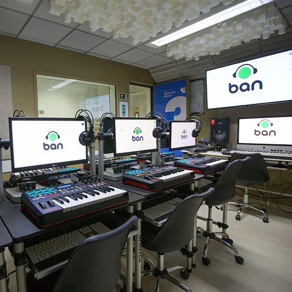 Sala de produção com várias estações de trabalho lado a lado no estúdio 3 da DJ Ban EMC