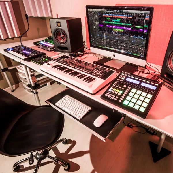 Detalhe de controlador de produção musical Maschine · estúdio de produção DJ Ban EMC São Paulo