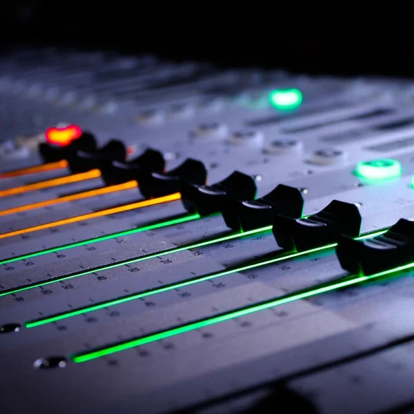 Detalhe de mixagem com RMX-1000 nos estúdios da DJ Ban EMC · São Paulo