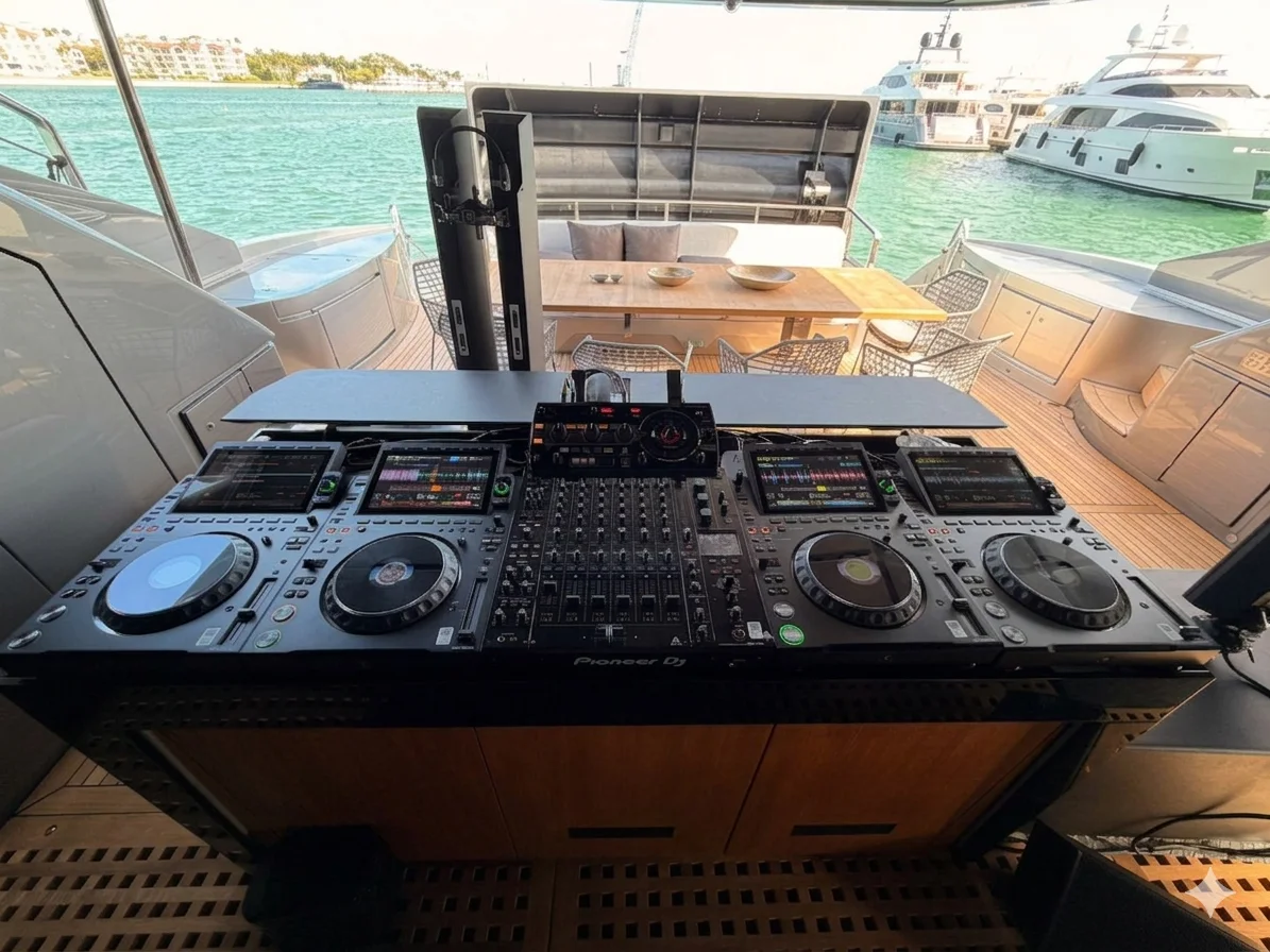 Setup Pioneer DJ CDJ-3000 em iate de luxo · A música vai onde você vai · DJ Ban EMC São Paulo