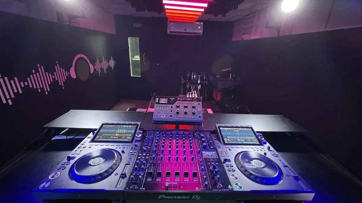 DJM-V5 · Mesa de mixagem AlphaTheta · DJ Ban EMC São Paulo