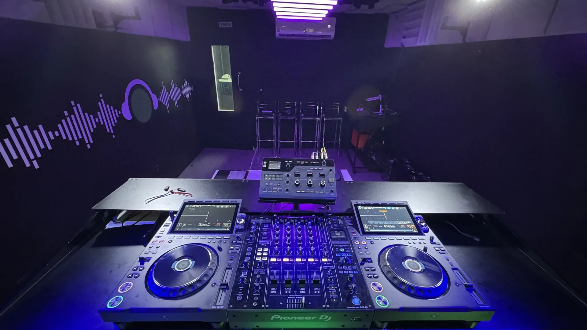 CDJ-3000X e DJM-A9 no Estúdio 1 da DJ Ban EMC · São Paulo
