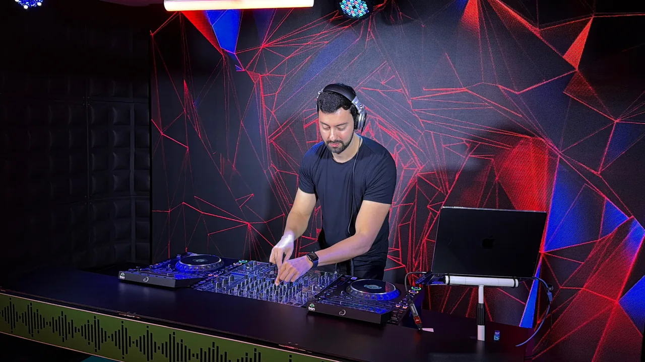 DJ lesson at Master Studio · CDJ-3000X and Pioneer DJ DJM with LED panel · DJ Ban EMC São Paulo