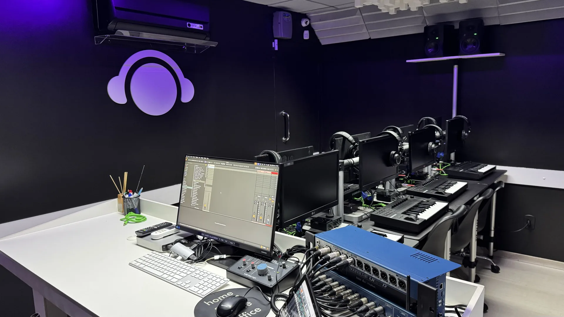 Estúdio 3 · Produção Musical DJ Ban EMC São Paulo · Estações individuais com Ableton Live, controlador MIDI e monitores profissionais · Uma estação por aluno