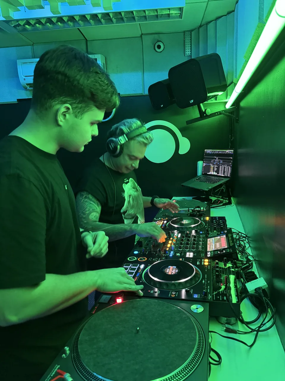 DJ lesson at Classic Studio 2 · Pioneer DJ and Technics turntables · DJ Ban EMC São Paulo