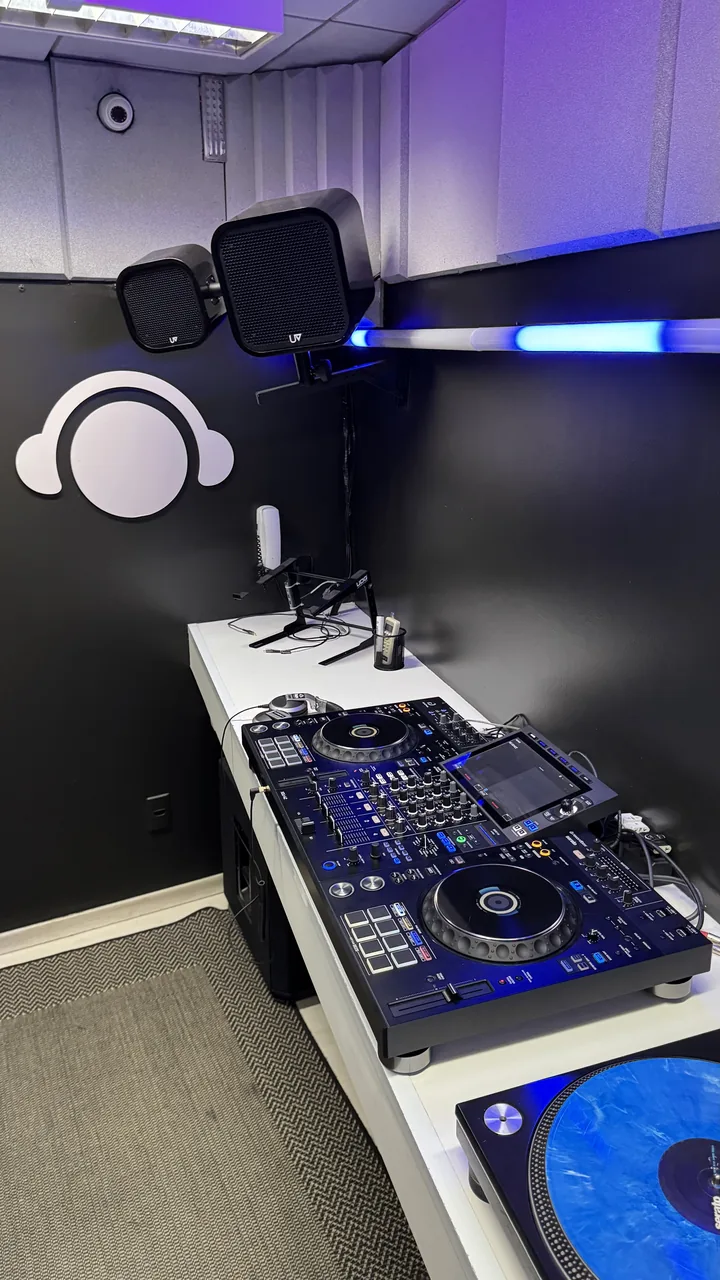 Classic Studio 2 · Pioneer DJ XDJ-AZ controller and Technics turntables · DJ Ban EMC São Paulo