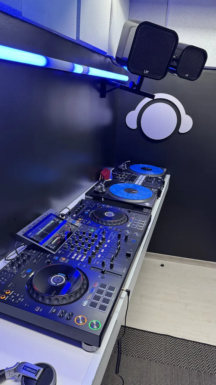 DJ lesson at Classic Studio 2 · XDJ-AZ Pioneer DJ and Technics turntables · DJ Ban EMC São Paulo