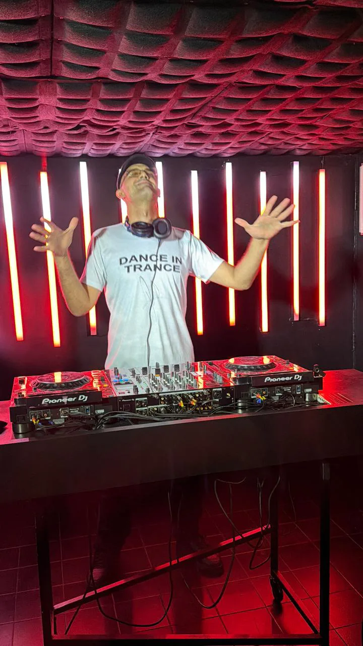 DJ Ban tocando no Estúdio 7 · Pioneer CDJ-3000 e DJM · DJ Ban EMC São Paulo