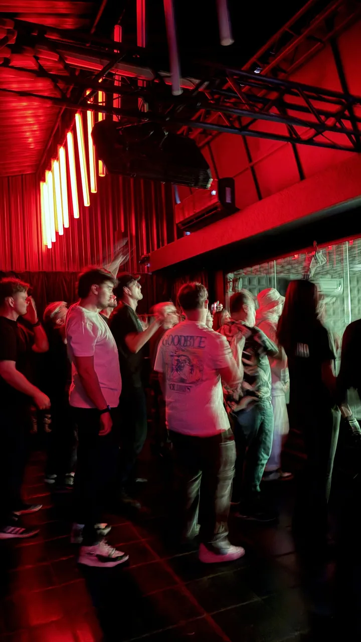 Studio 7 + Lounge · gathering with crowd and red lighting · DJ Ban EMC São Paulo