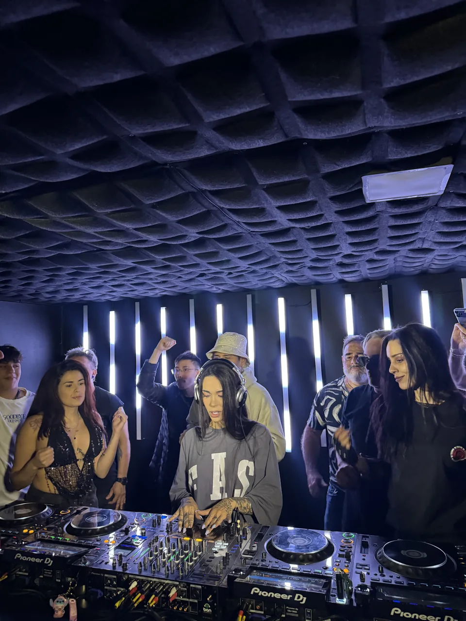 Party Studio 7 · DJ playing for the crowd in a boiler room · CDJ-3000 Pioneer DJ · DJ Ban EMC São Paulo