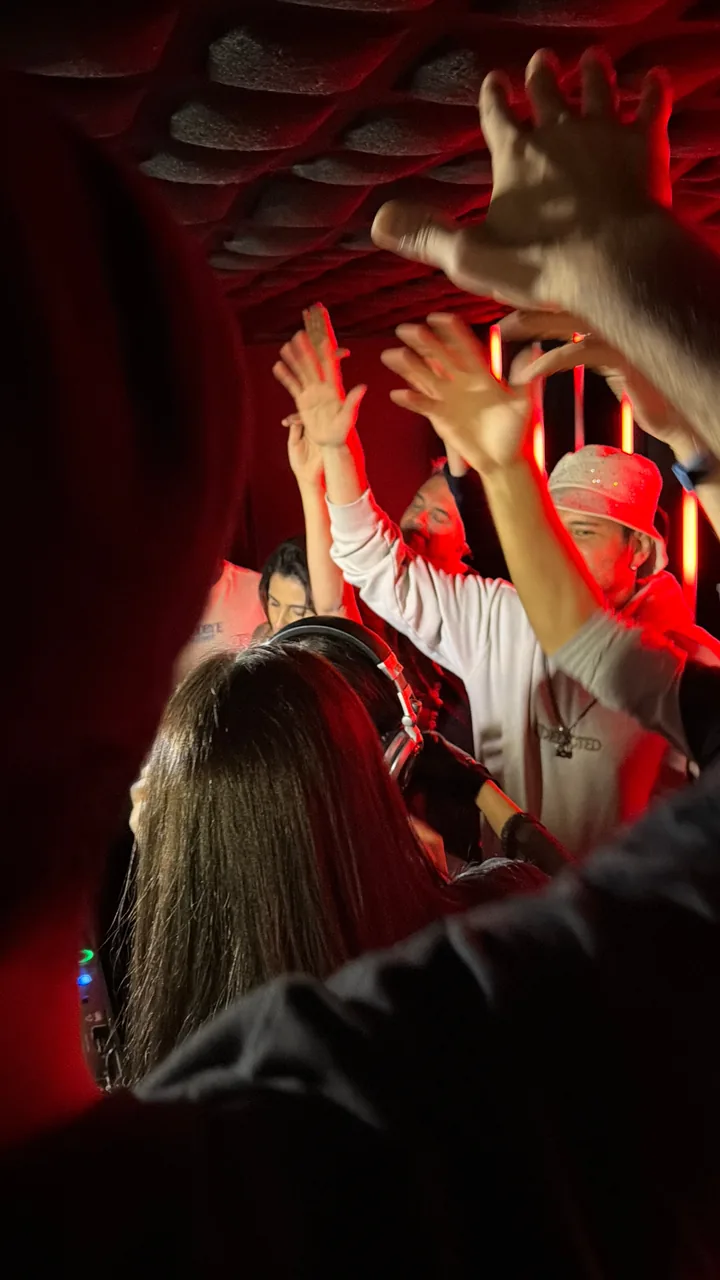 Party Studio 7 · crowd with hands up and red lighting · DJ Ban EMC São Paulo