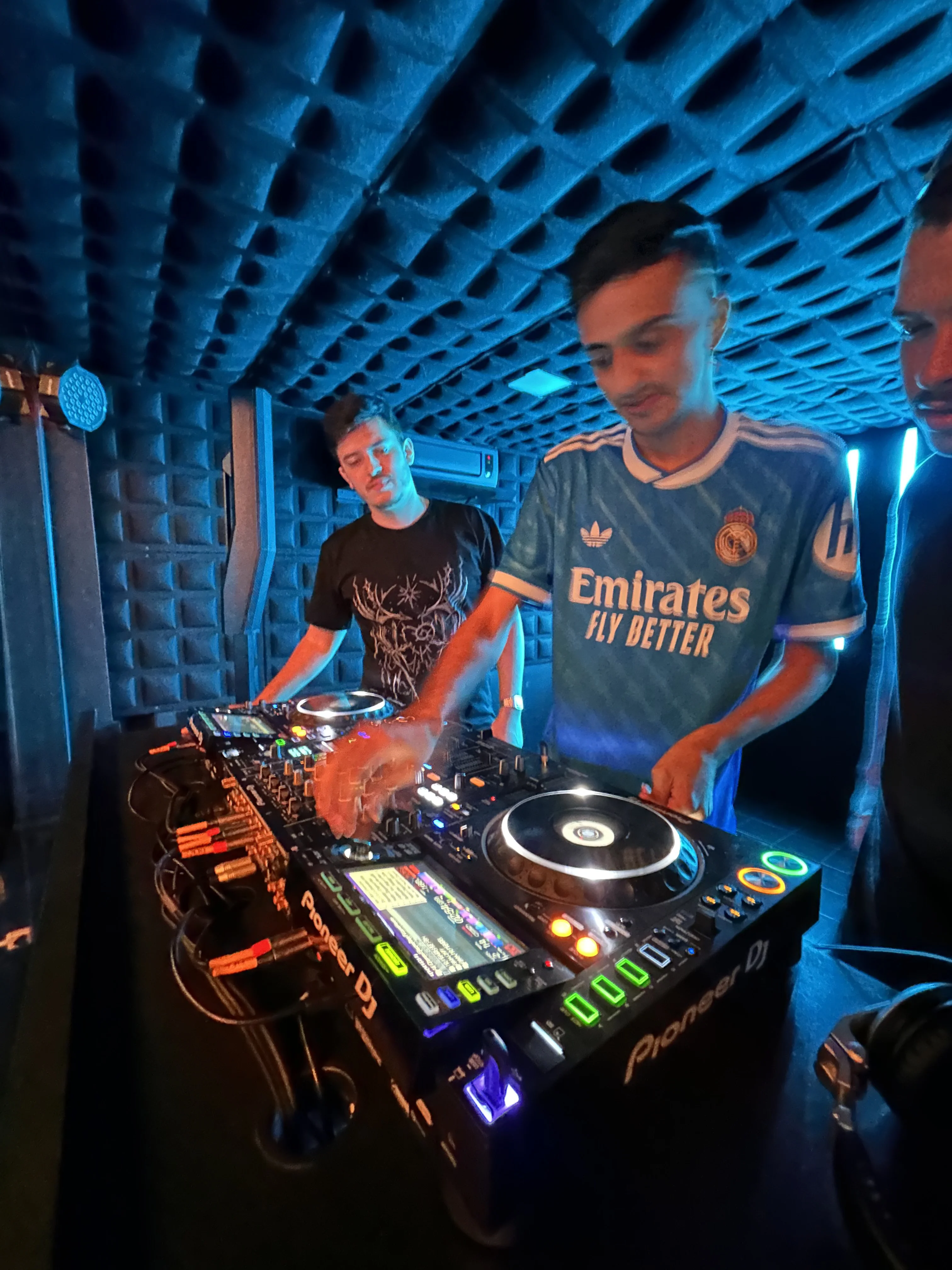 Estúdios de treino para DJ em São Paulo · Pioneer DJ profissional · DJ Ban EMC Electronic Music Center · Bela Vista