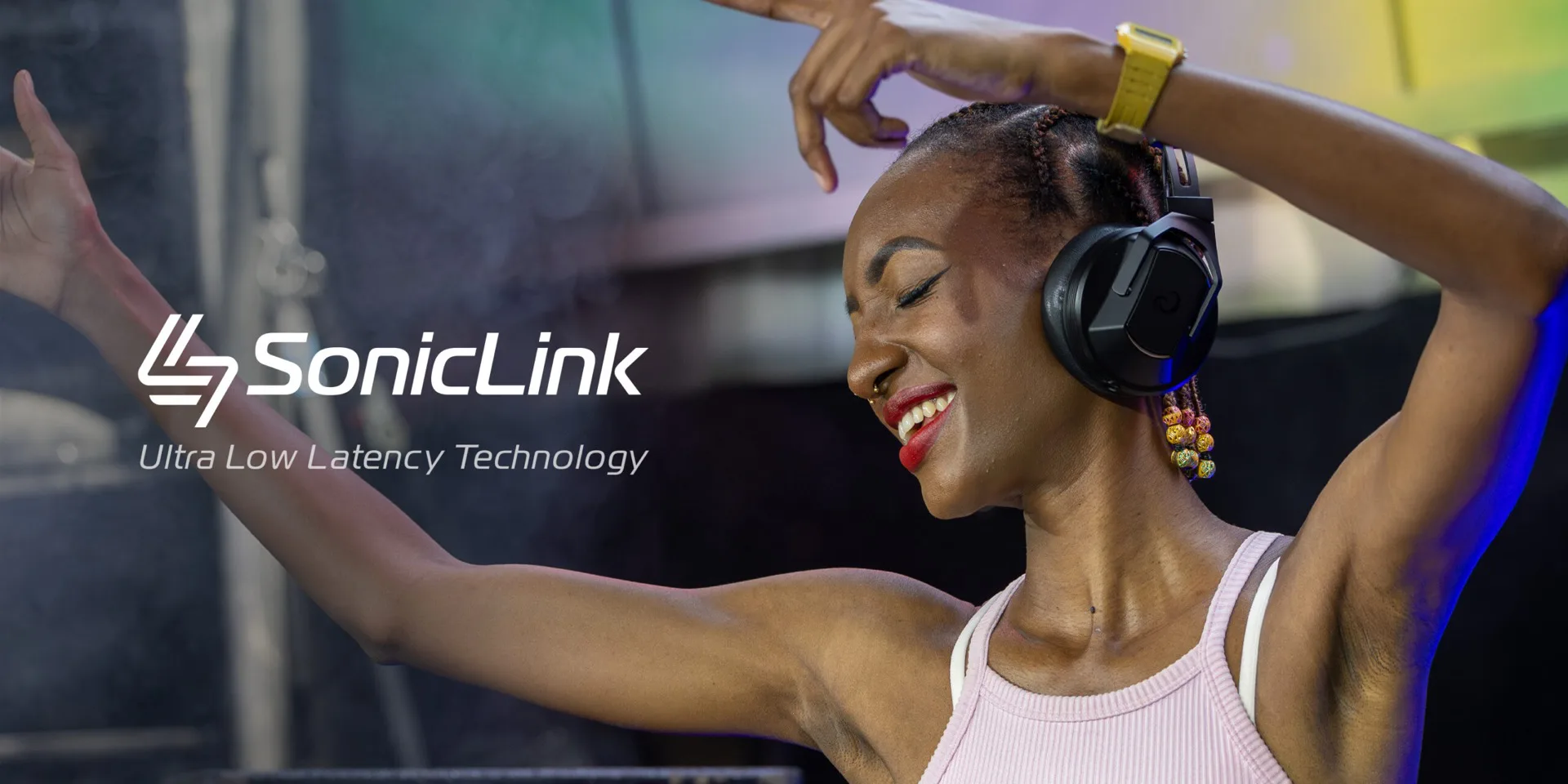 HDJ-F10 em uso · tecnologia SonicLink para DJs · AlphaTheta