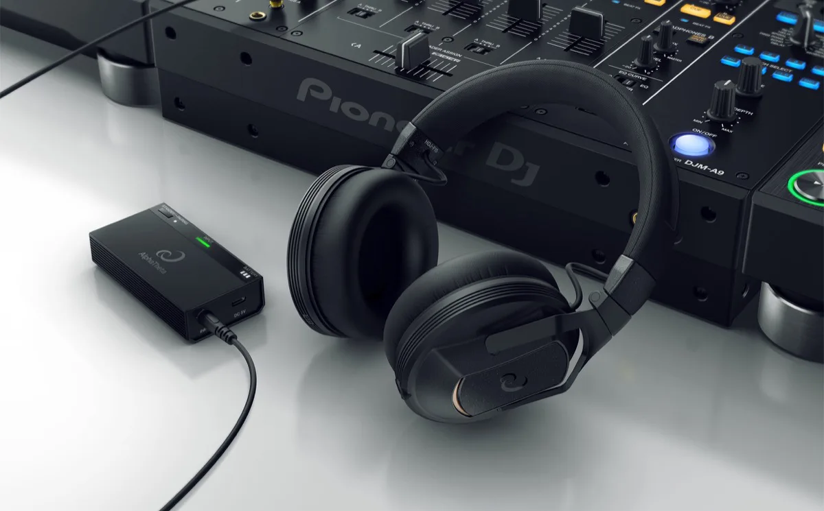 HDJ-F10-TX com transmissor HP-TX01 e DJM-A9 · AlphaTheta · DJ Ban EMC