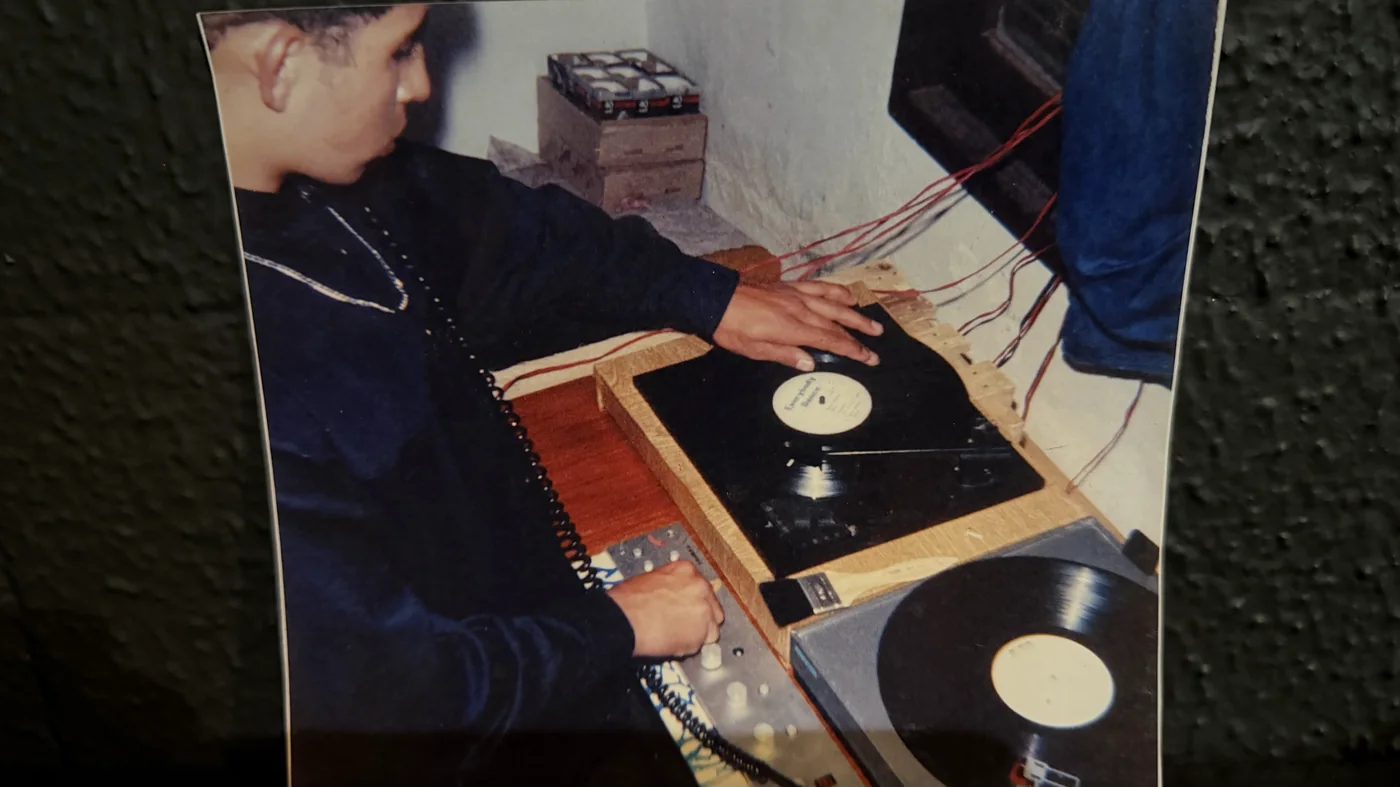 O Ban jovem mixando em 1989, com setup artesanal de dois toca-discos