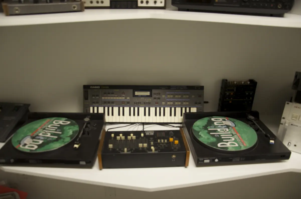 Museu Mans · toca-discos e sintetizadores clássicos · DJ Ban EMC