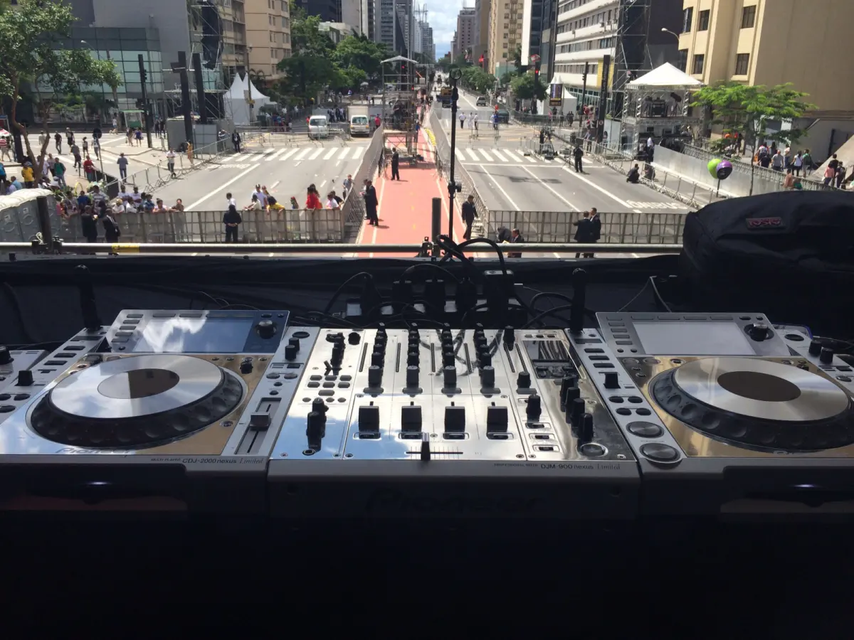 DJ Ban tocando na Avenida Paulista · Réveillon 2015