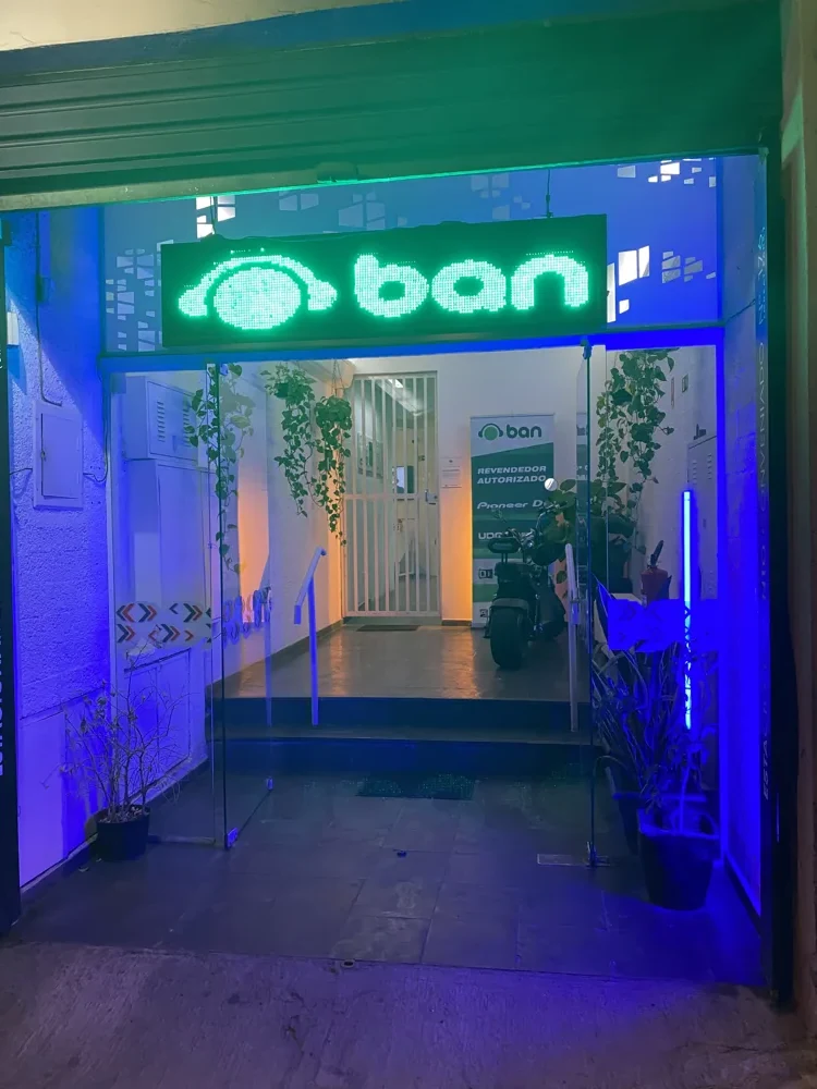 Entrada da DJ Ban EMC · letreiro LED