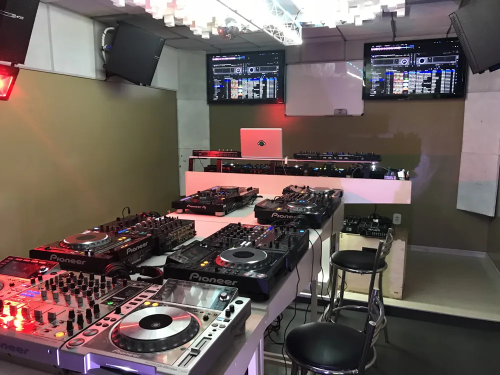 História DJ Ban EMC