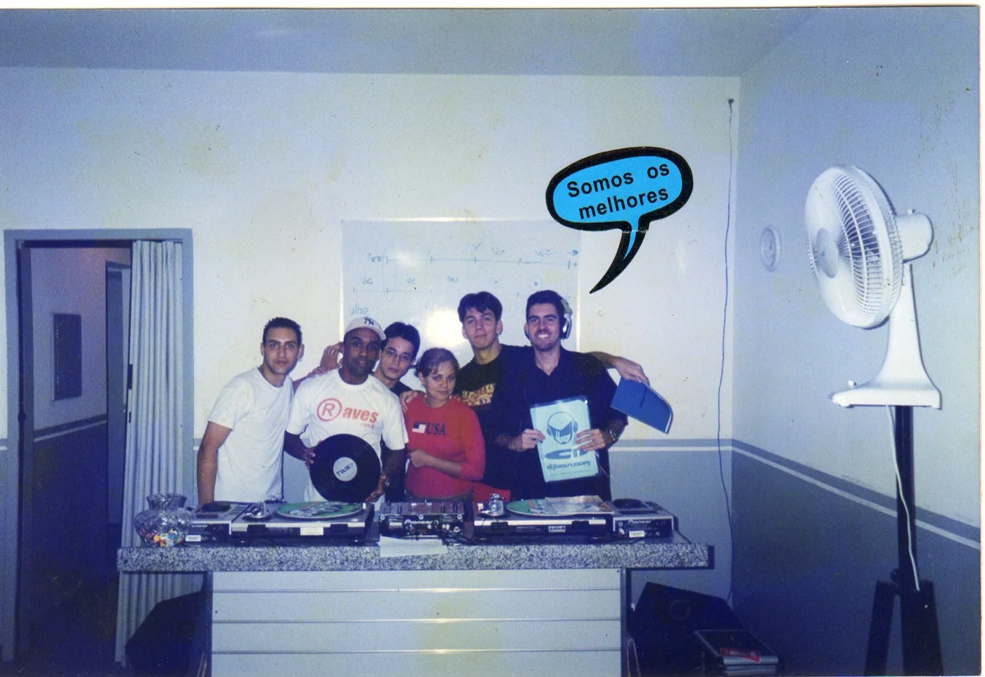 Turma de DJ na cabine · DJ Ban EMC