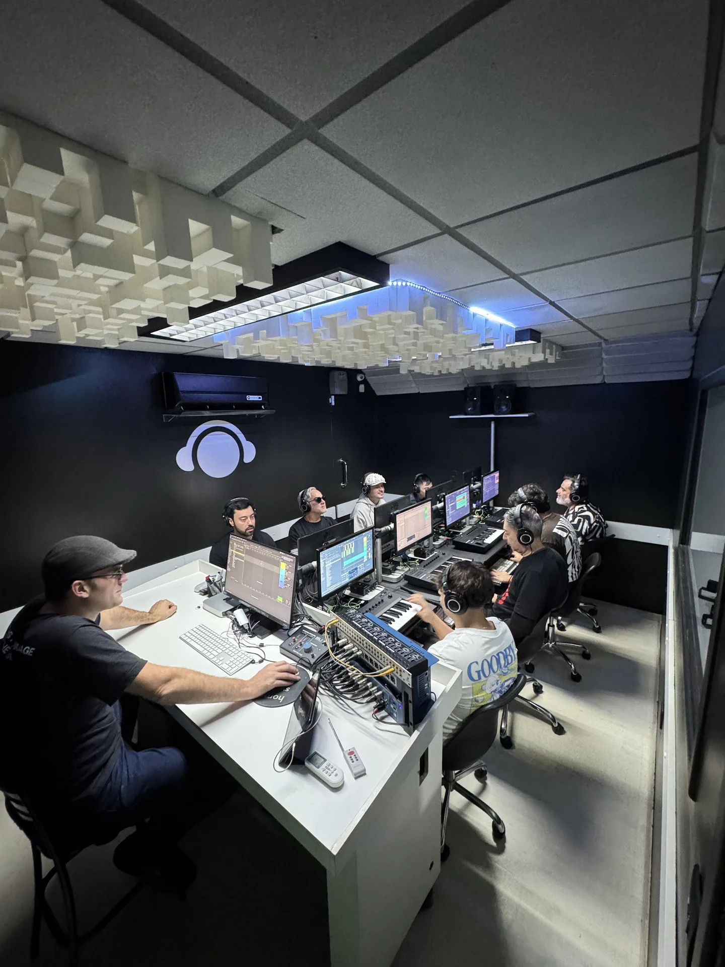 Alunos de produção musical na DJ Ban EMC · estúdio 3
