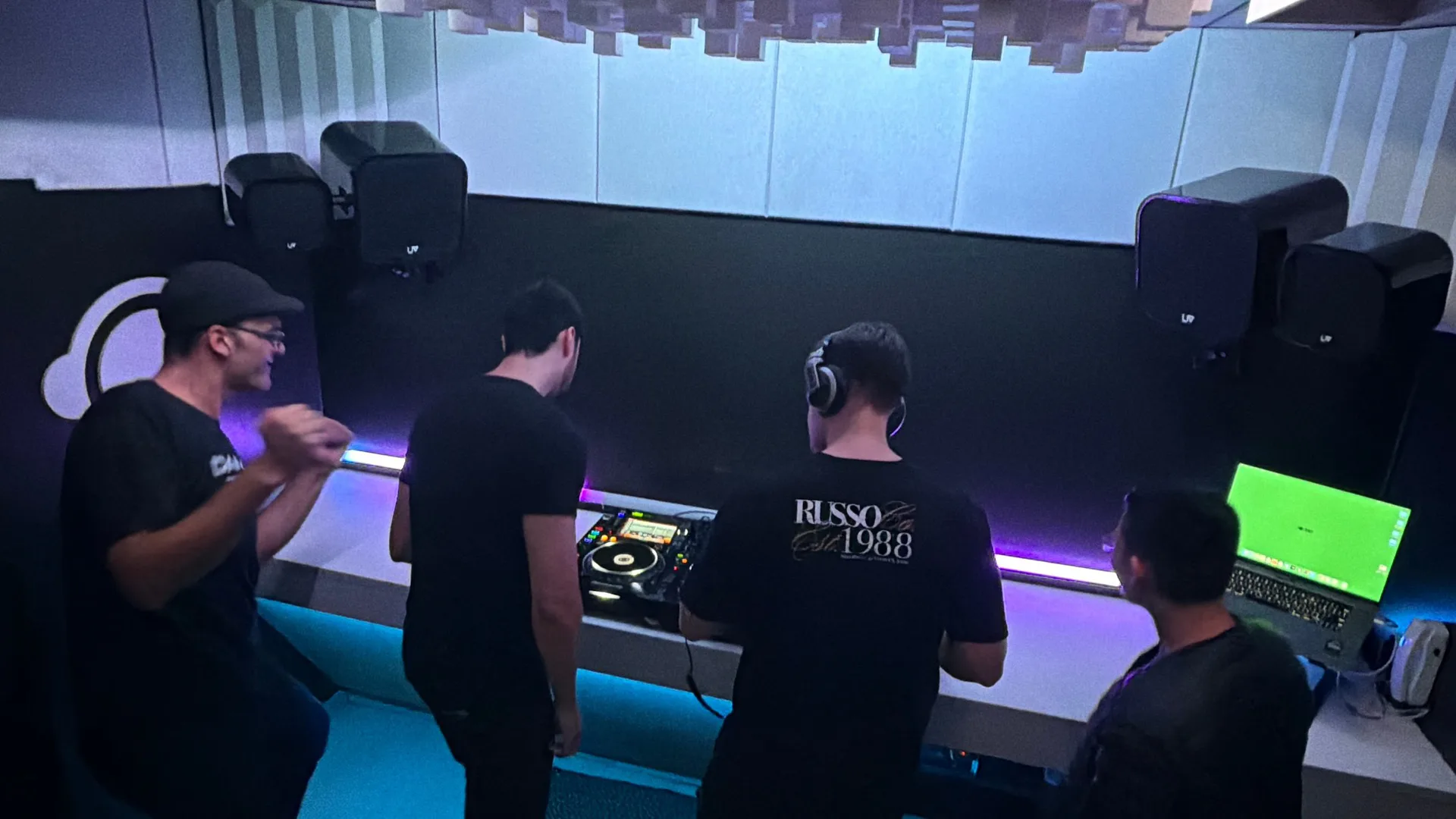 Alunos organizando biblioteca DJ no estúdio 4 da DJ Ban EMC
