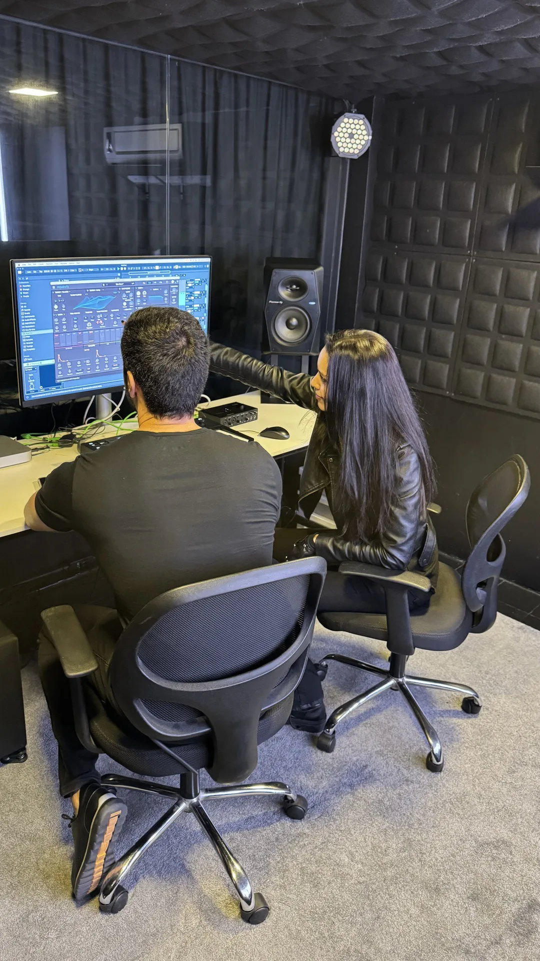 Alunos praticando técnicas de transição no estúdio 7 da DJ Ban EMC