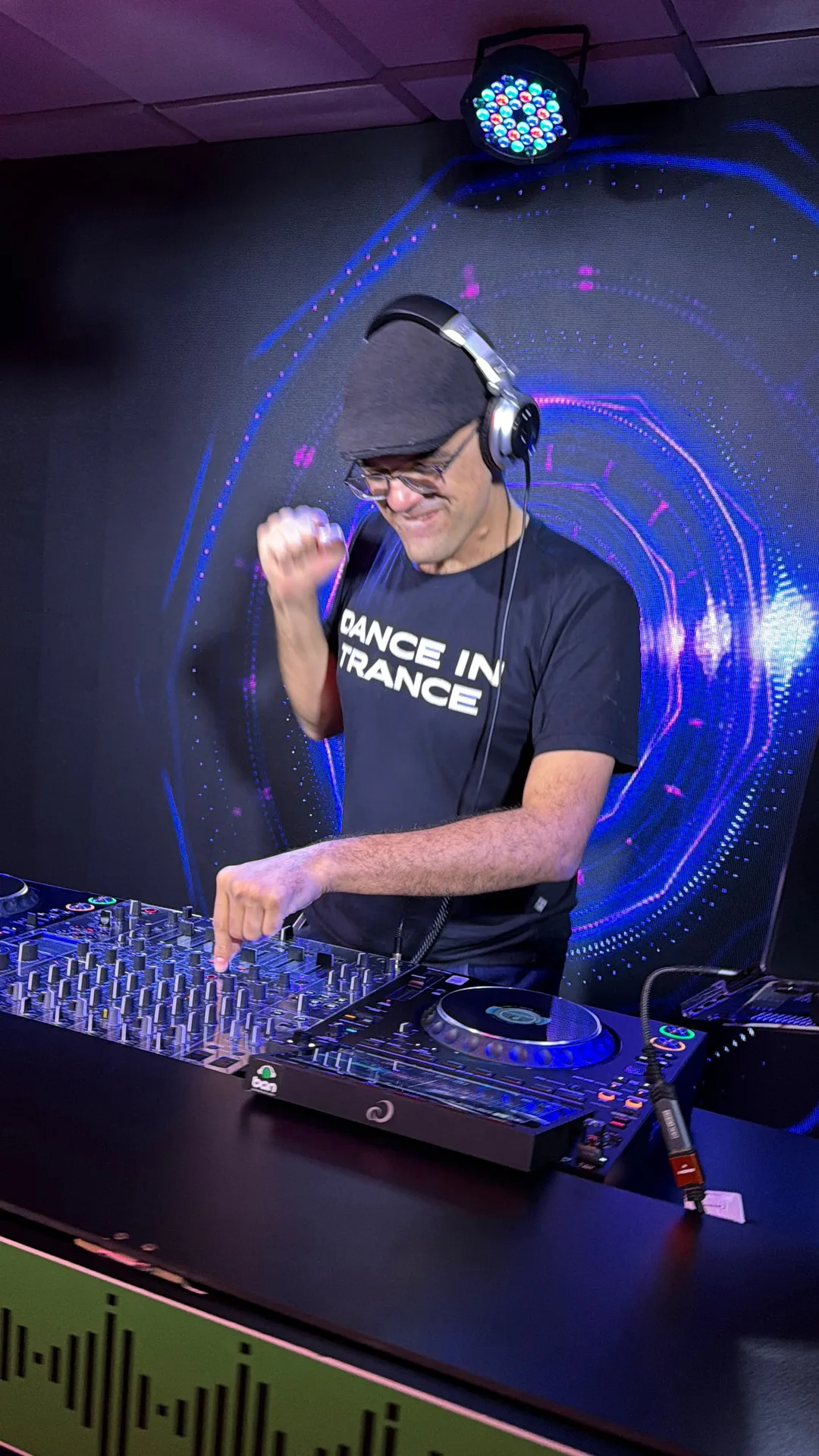 Aluno DJ com fone Deejay ST-80 · camisa Dance in Trance · DJ Ban EMC