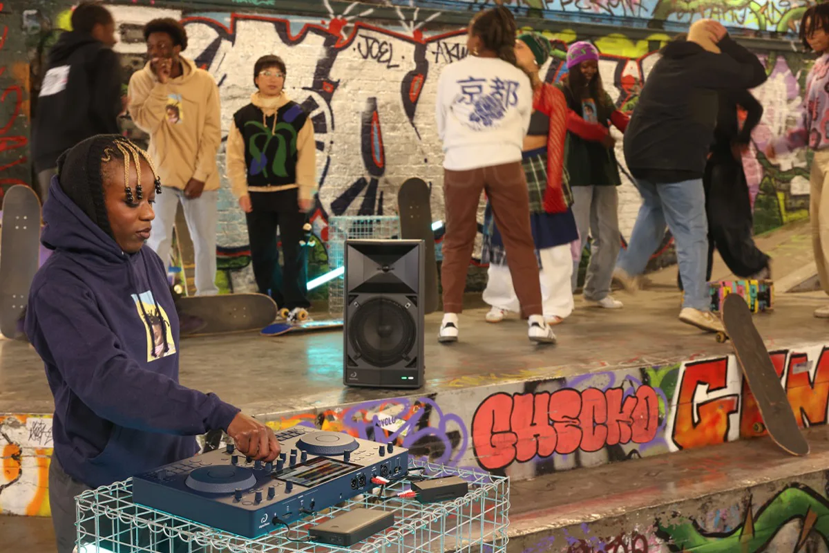 DJ tocando com OMNIS-DUO em skatepark · sistema portátil AlphaTheta sem tomada