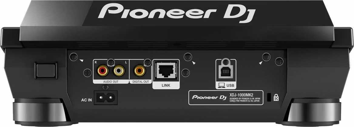 Traseira de um CDJ Pioneer DJ mostrando a porta LINK de rede, ao lado das saídas de áudio e USB