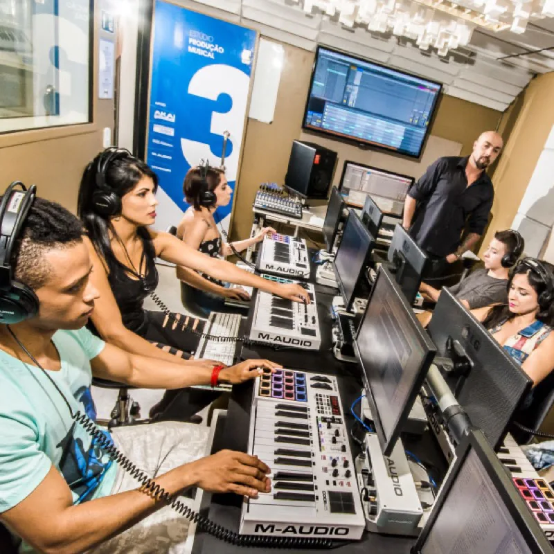 Alunos produzindo · Estúdio de Produção Musical DJ Ban EMC São Paulo