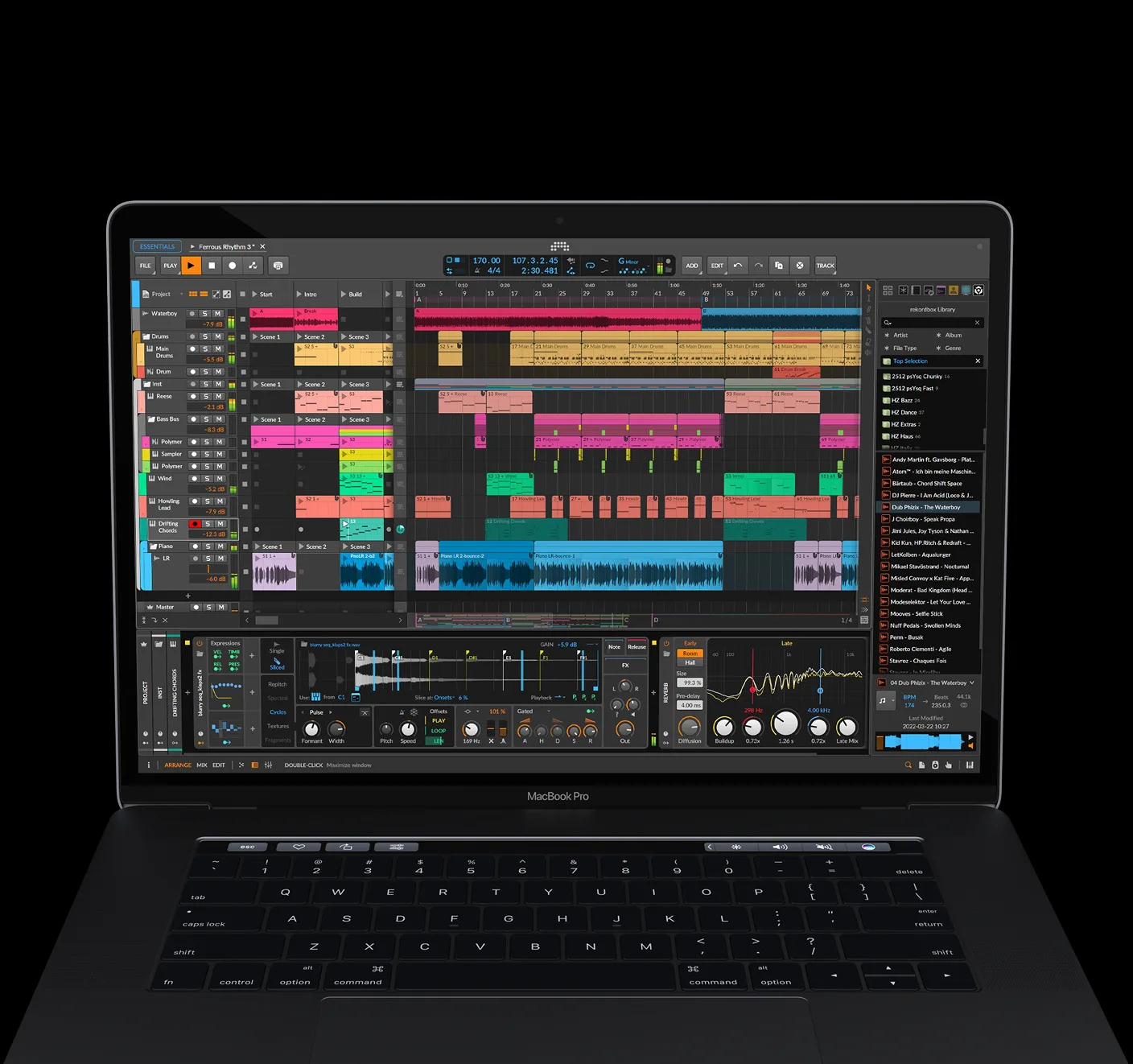 Imagem oficial de divulgação: MacBook Pro com o Bitwig Studio aberto na tela, com faixas coloridas no arranjo e a biblioteca de músicas na lateral