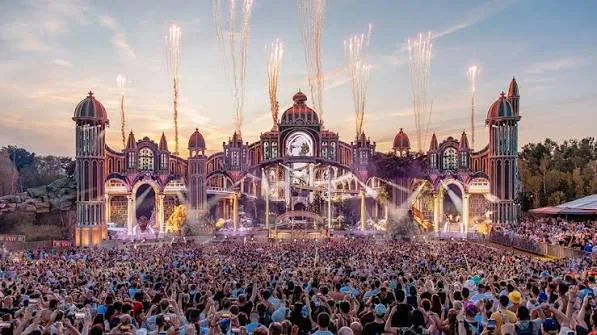 Mainstage do Tomorrowland com fogos ao entardecer e público lotado