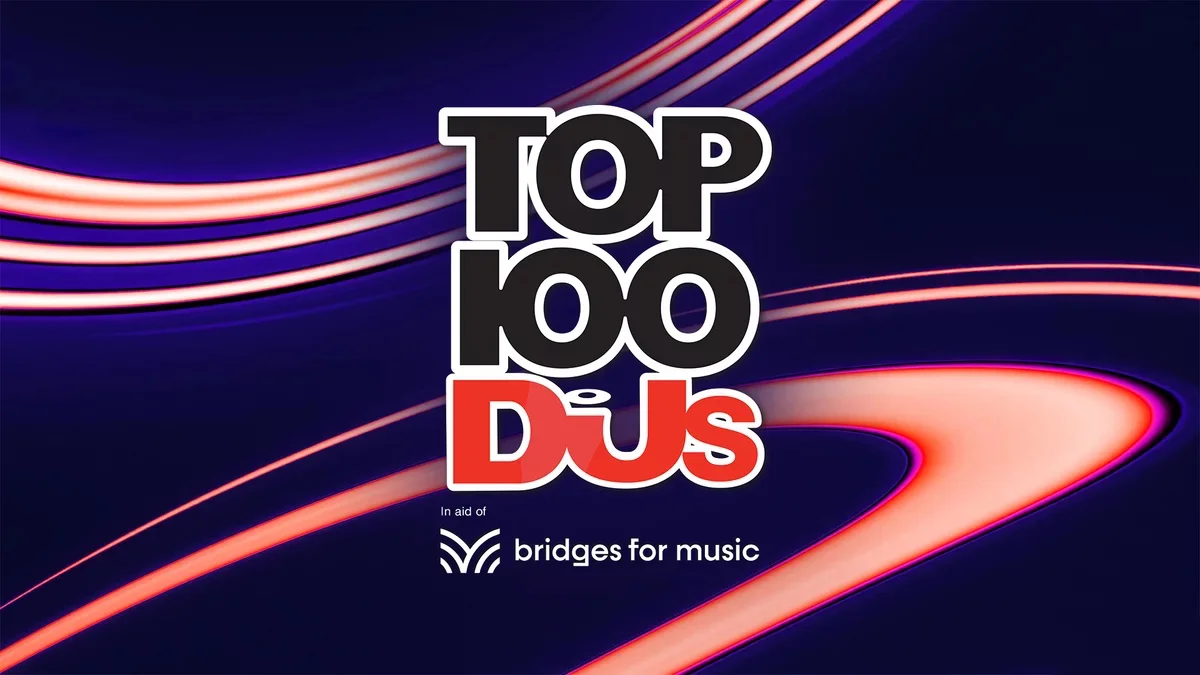 Arte oficial do Top 100 DJs 2026 da DJ Mag, com o logo sobre fundo roxo e faixas de luz laranja