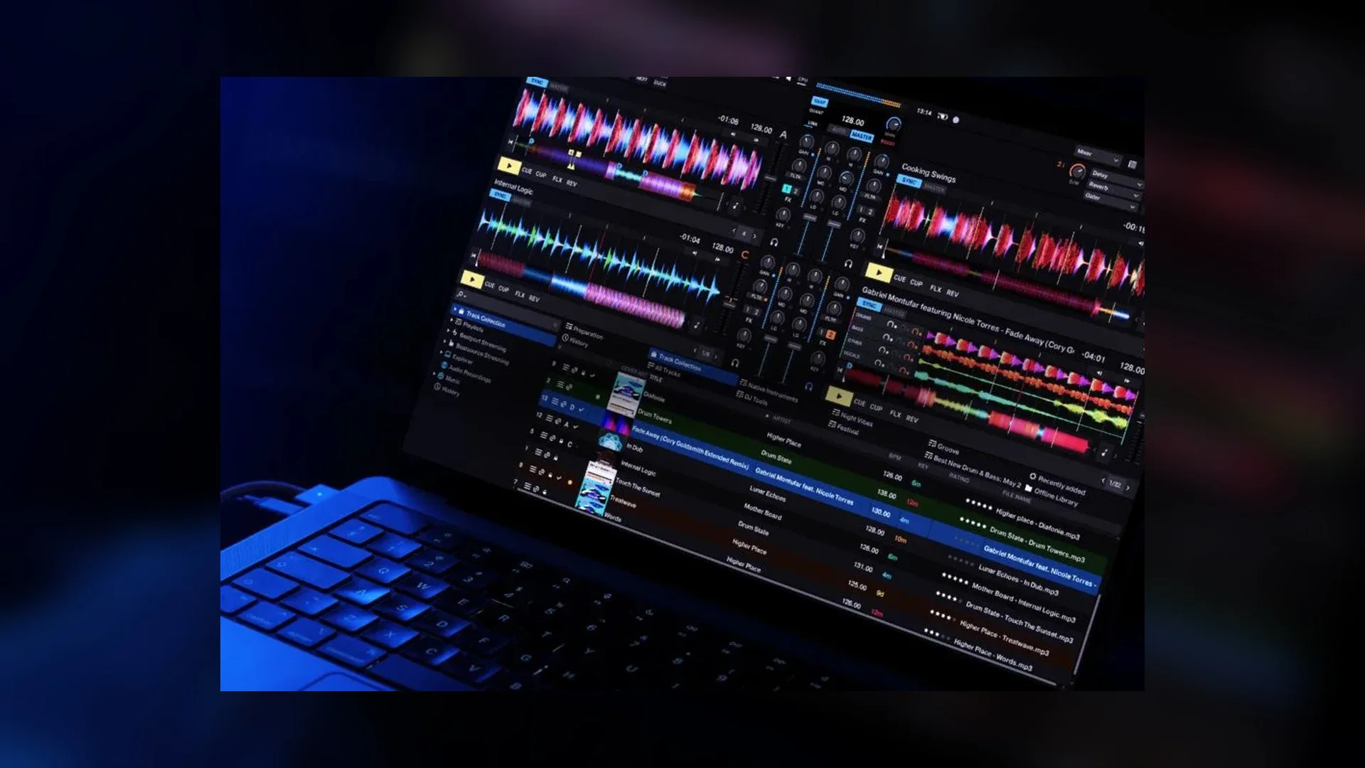 Tela do Traktor Pro rodando num laptop, com quatro decks, formas de onda coloridas e a biblioteca de faixas aberta