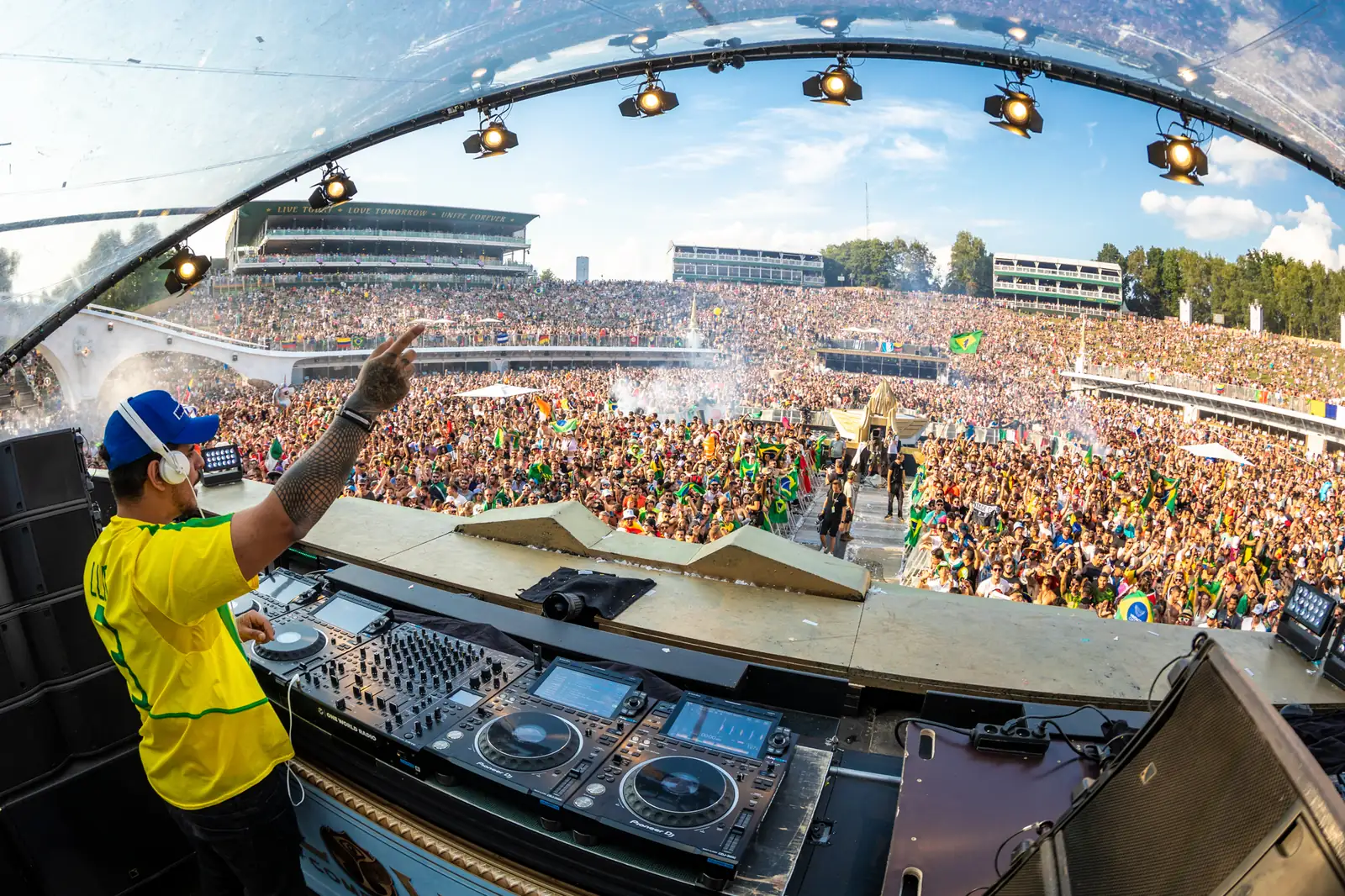 Vintage Culture com a camisa do Brasil no Mainstage do Tomorrowland 2026, de frente para a multidão